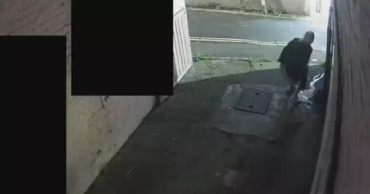 他人の家の駐車場で堂々と野ションする女性。