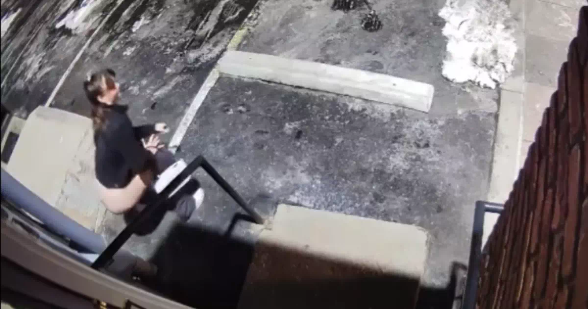 他人の家の駐車場で堂々と野ションする女性。