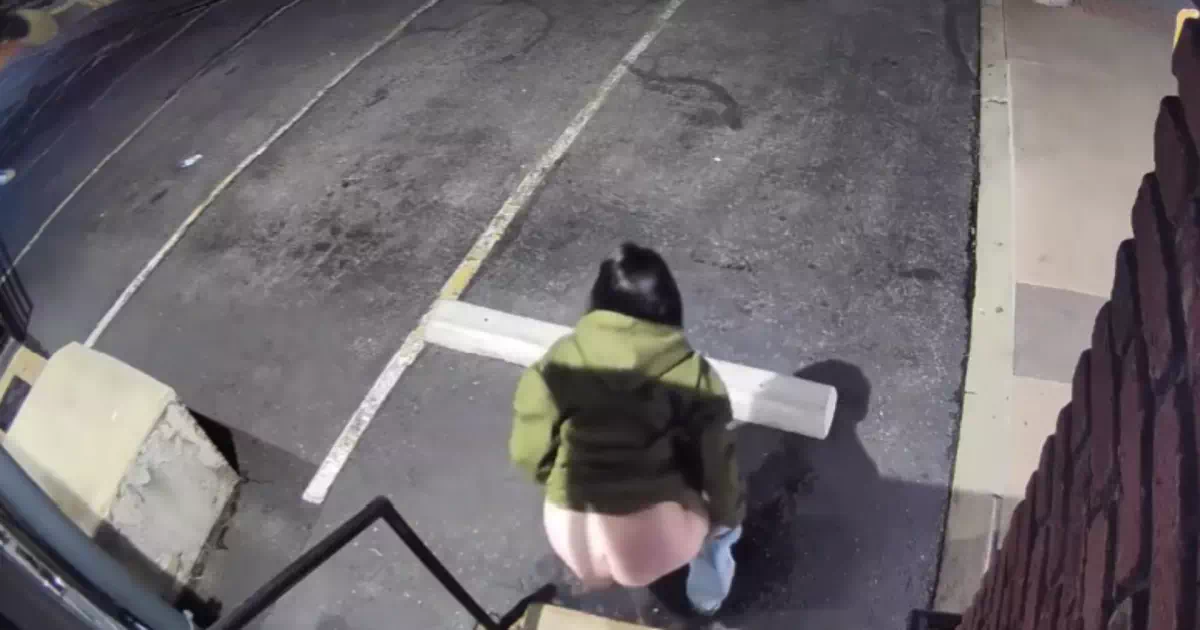 他人の家の駐車場で堂々と野ションする女性。