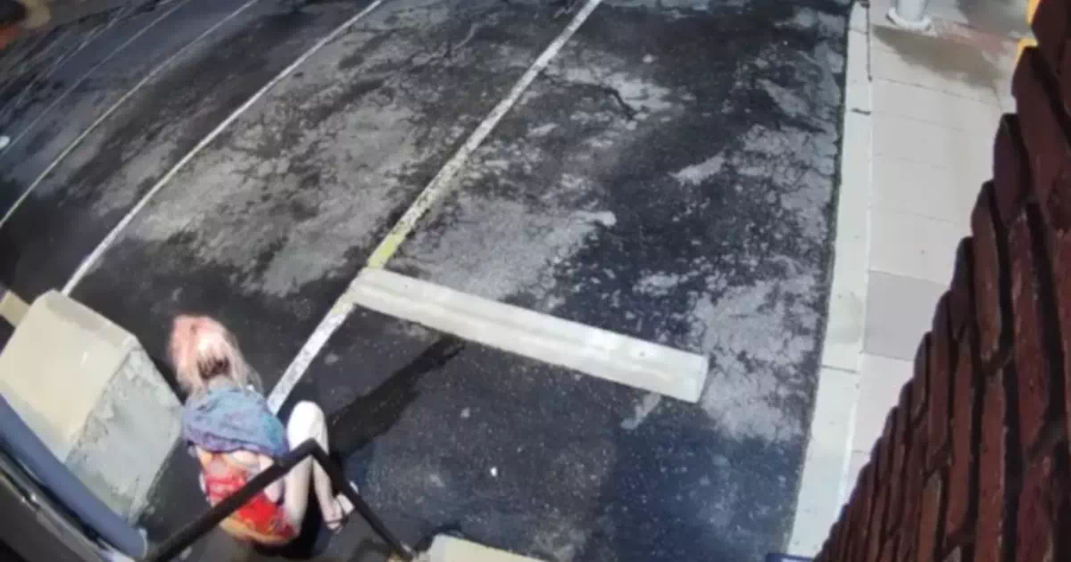 他人の家の駐車場で堂々と野ションする女性。