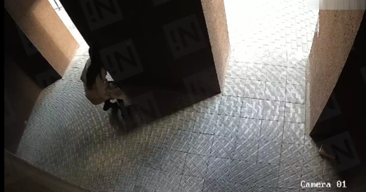 建物の影で野ションする女性。