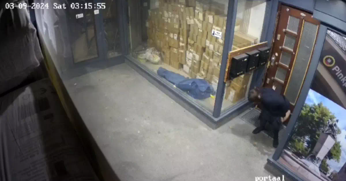 建物の玄関で野ションする女性。