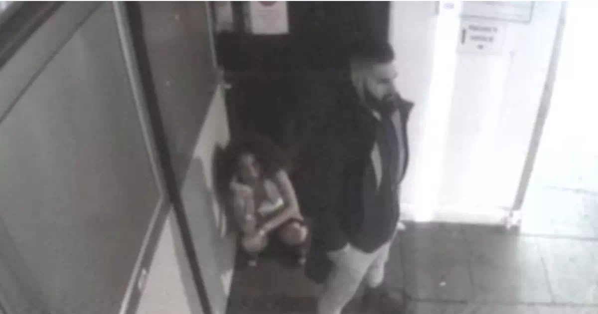 女性が建物の隅で野ションを敢行。しかし、見張る彼氏が無能で警備員に見つかってしまう。