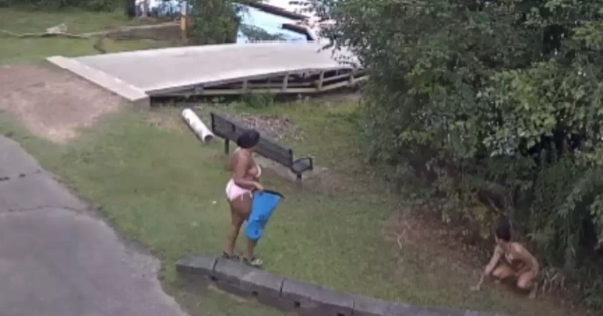 水着を着た二人組が湖畔で野ション。