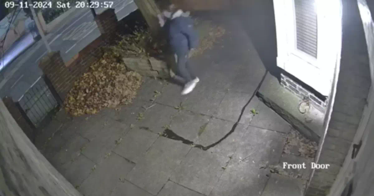 他人の家に堂々と入って野ションする女性。野ション中に話しかけちゃう彼氏。