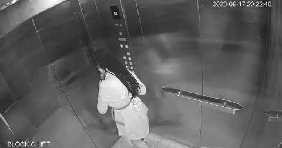 エレベーター内で女性が放尿している衝撃的な防犯カメラ映像😱😱😱