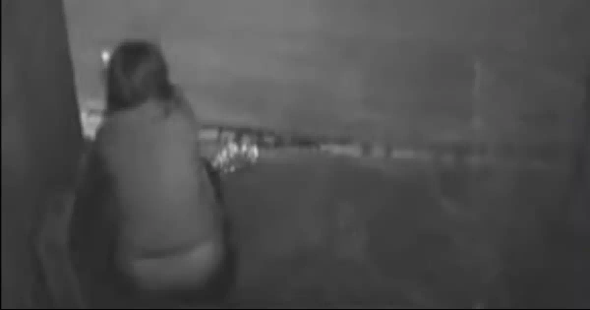 おしがま女性が急いで野ションするが、車のライトにビビったのか中断気味に立ち去った。
